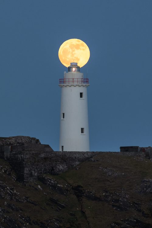 Ardakina lighthouse moon